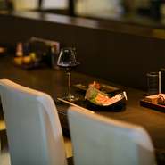 「鳥ふじ」では満席を避け、ソーシャルディスタンスでの入店制限を実施しております。
貴重な食事の機会でも、安心して鶏の旨みとおいしいお酒をお楽しみいただけます。