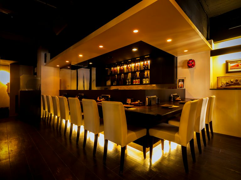 シックな色調で統一された、モダンで洗練された空間