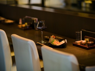 シンプルなデザインの内装と、温かみのある和食器