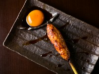  開業当初から継ぎ足しの秘伝タレで焼き、蔵王の竹鶏ファームの卵黄を絡めて召し上がれ！