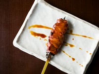 焼鳥の中でも店一番のオススメ。とろっとした食感を生み出す、焼き師の絶妙な焼き加減がおいしさの鍵になっているそうです。
