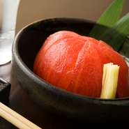 湯剥きしたとまとを特製の昆布出汁に一晩漬けた一品。添えてある生姜と共に、焼鳥の合間の箸休めにどうぞ。

