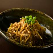 炭火で鶏皮を丁寧に焼き、細切りに！
カリカリとした食感が小気味良く、ジューシーでコクのある味わい。ポン酢でさっぱりと、、