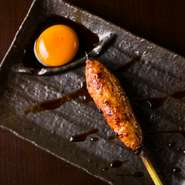 毎日手づくりされている『つくね』。継ぎ足しの特製ダレを使用