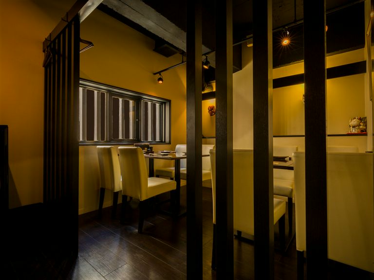 親しい友人たちと、焼鳥をつまみながら語らうのにうってつけ