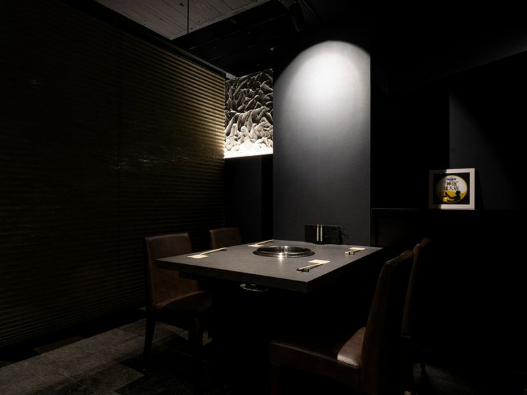 ロールスクリーンで仕切れる半個室が心地よい距離感を演出