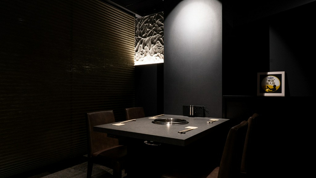 ロールスクリーンで仕切れる半個室が心地よい距離感を演出