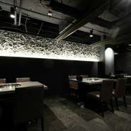 非日常感たっぷりの空間で、選りすぐりの肉とお酒を味わう贅沢なデートはいかがでしょうか。店内は抑え気味の照明と間接照明がつくり出す幻想的な空間になっており、ムード満点。大人のカップルにぴったりです。