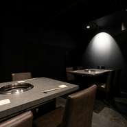 黒とグレーで統一されたシックな内装が、優雅なひとときを演出してくれます。各テーブルに設置されているのは無煙ロースター。煙やにおいがほとんど出ないので、雰囲気を壊すことなく焼肉を満喫できます。