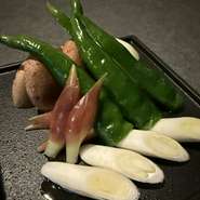 自家製の合わせ味噌を付けてご賞味ください。