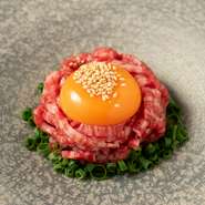 神戸太田家直送の但馬太田牛を使用し、店内で保健所認定調理された極上ユッケ。肉本来の旨みを活かすため、味付けはあえて極めてシンプルに。濃厚な竹鶏卵の黄身が全体をまとめ、上質な旨みを堪能できる一皿