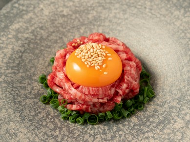 『極みユッケ竹鶏卵黄乗せ』口に入れた瞬間に広がる、但馬牛ならではの圧倒的な旨み