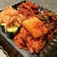 発酵に頼らず、味を設計。
それぞれの素材に合わせ、キムチダネを別誂え。
四種四様の表情を、ひと皿に..
“仕込みの格”を味わう、キムチの盛り合わせ。
是非、ご賞味ください。