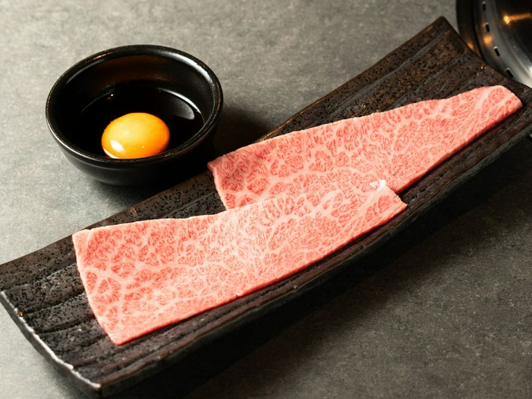 炙り香る肉に卵黄がとろり。濃厚な甘みと旨みが弾ける『焼きすき（一枚）』