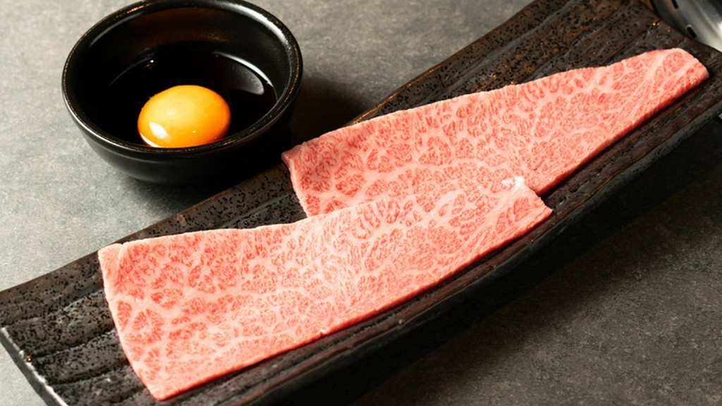 『焼きすき(一枚)』炙り香る肉に卵黄をからめて。濃厚な甘みと旨みが弾ける