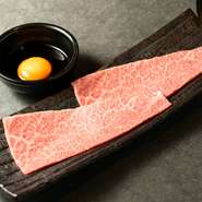 軽く炙った肉に特製タレをまとわせ、竹鶏ファームの卵黄を絡めていただきます。上質な甘みと旨みが一気に広がり、思わず笑みがこぼれる濃厚な味わいが魅力。口いっぱいに広がる幸福感を存分に満喫できます。