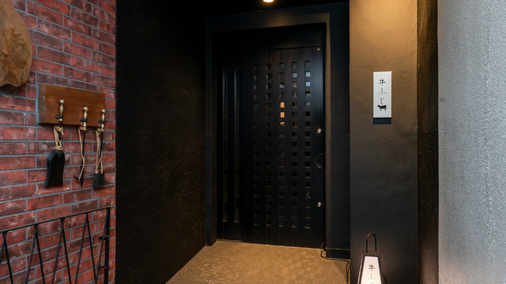 華美な看板などはなく、足元に灯る行燈と小さな表札が目印