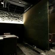 「ストレスなく、リラックスして過ごしていただきたいです」と語る伊藤氏。洗練されたインテリアと控えめな照明のもと、ゆったり寛ぎながら極上の肉と、それに合わせて厳選された銘酒の数々を堪能させてくれます。