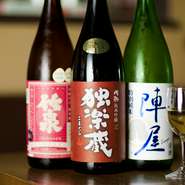 スッキリとした辛口の最高峰の一つと言われる『久保田　萬寿』、芳醇な味わいの『独楽蔵（円熟純米吟醸）』を始め、さまざまな日本酒が揃います。仙台牛との相性を見るため、仕入れる際に味の確認は怠らないとか。