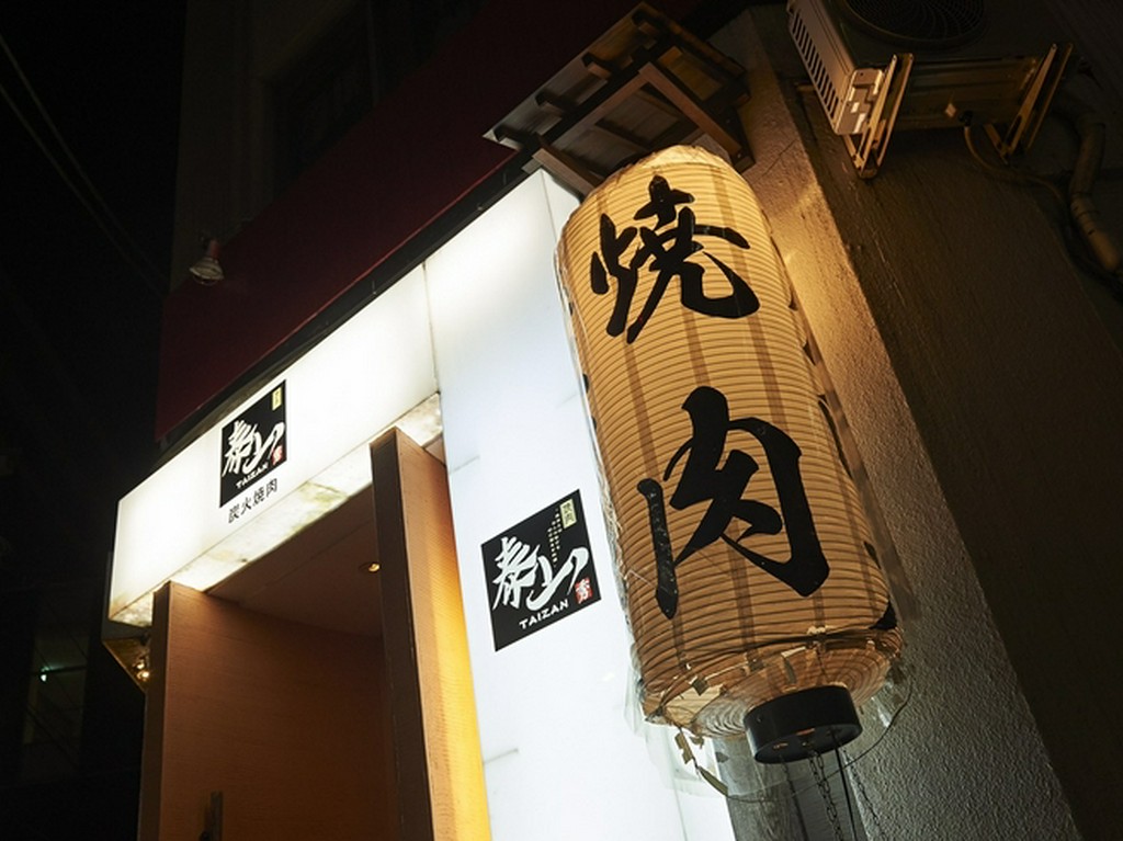 提灯に灯りをともし、ゲストを迎え入れる準備は万端