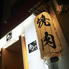 提灯に灯りをともし、ゲストを迎え入れる準備は万端