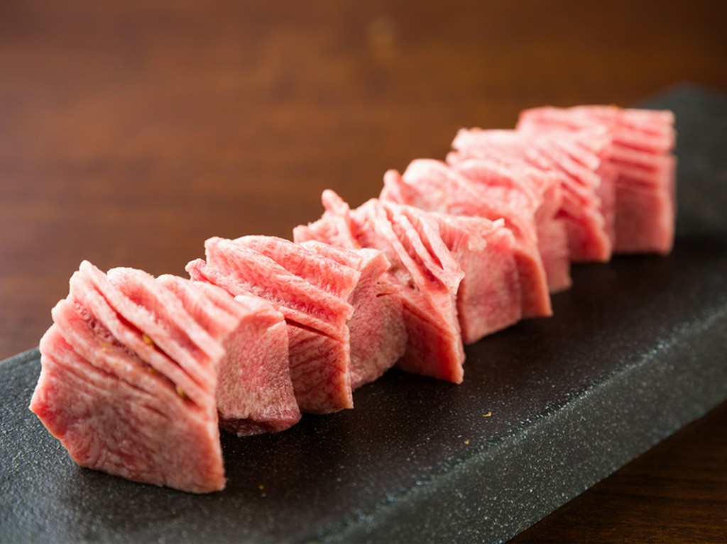 リピーター続出。噛むほどに旨味が溢れ出し何度も食べたくなる『上タン塩の厚切り（6カット）』