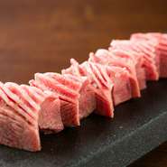 驚くほど厚切りにカットされていますが、タンそのものがとても柔らかいため、適度な弾力と旨味をじっくりと楽しむことができます。程よい噛みごたえがクセになる逸品。