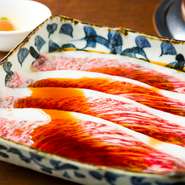 絹のように滑らかな舌触りの一枚。肉全体を包み込む脂はさらりとしており、口の中に入れた瞬間とろけていきます。食べる前には濃厚な卵をたっぷり絡めて、コクをプラス。
（追いシルク追加　1枚880円）