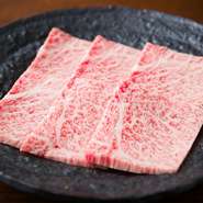 牛一頭からわずかにしか取れないトモサンカクを使用。タレ焼き部門の中でも人気No.1 の部位です。やわらかくきめ細かな肉質で、脂の甘味がロいっぱいに広がります。