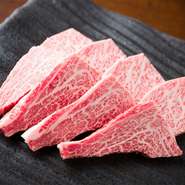 赤身とサシとの絶妙なバランスにより、牛肉のおいしさを堪能『仙台牛塩上カルビ100g（4枚）』