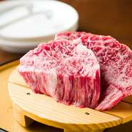 炭火の上で表面がチリチリと焼けていくさまを眺めながら、丁度良いタイミングを探ります。お肉の旨味を受け止める赤ワインか、辛口の日本酒ですっきりとした後味を楽しむか…選ぶお酒も悩みそうです。