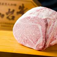 厳しい基準をクリアした「仙台牛」の断面に広がるのは、きめ細やかで美しいサシ。脂の融点は低く水のようにさらりとしているため、口の中で溶けていき肉の甘みが広がります。