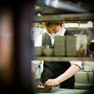 料理を引き立たせる器や、肉の力強さに負けないお酒を選ぶことを大切にしている光山氏。おいしい料理を提供することはもちろん、ゲストを喜ばせるようなシチュエーションを考えています。