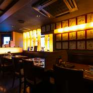 間接照明に照らされた店内は、シックな雰囲気。大勢の著名人に愛されている証の一つとなる、無数のサイン色紙が飾られています。仙台牛を気軽に食べられることを知った大人たちが、足繁く通っています。