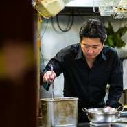 店主岡本氏が大切にしているのは、すべてのゲストが心から満足し、笑顔になれること。厨房で料理しながらもすべての席に気を配り、手厚いサービスに努めています。