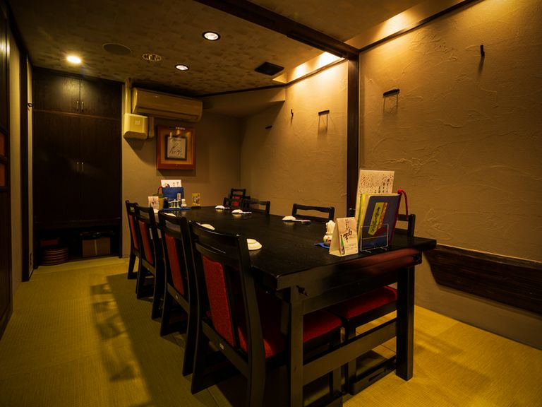 椅子が用意された座敷席。家族での会食にもオススメ
