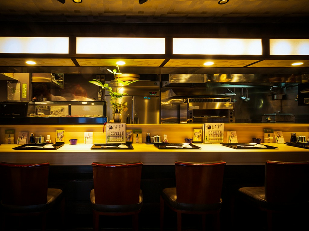 カウンターはお店の特等席。一人でも気兼ねなく食事を堪能できる