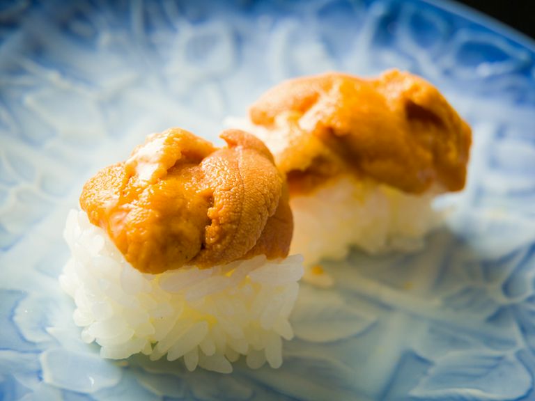 素材のおいしさが一層引き立つ『ウニの握り 岩塩のせ』