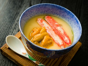 蟹とウニをふんだんに使用。料理人のイチオシ『特選茶わん蒸し』