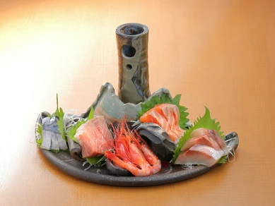 まずはコレ！　市場直送の鮮魚を使った『刺身盛り合わせ』