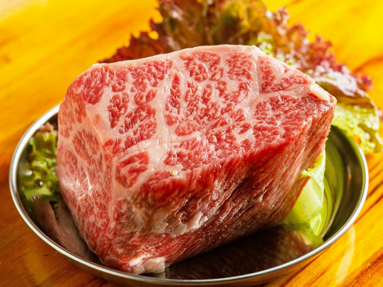 肉本来のほとばしる旨みを堪能『日替わりの塊肉((写真は鳥取県産花乃和牛メス35ヶ月トモサンカク))』