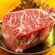 肉本来のほとばしる旨みを堪能『日替わりの塊肉（（写真は鳥取県産花乃和牛メス35ヶ月トモサンカク））』