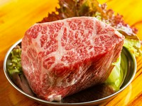肉本来のほとばしる旨みを堪能『日替わりの塊肉（（写真は鳥取県産花乃和牛メス35ヶ月トモサンカク））』
