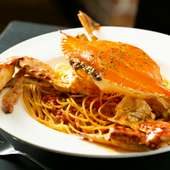 ディナー限定　インパクトあり！　まるごとドーンと渡り蟹が乗った『渡り蟹のトマトクリームスパゲティー』