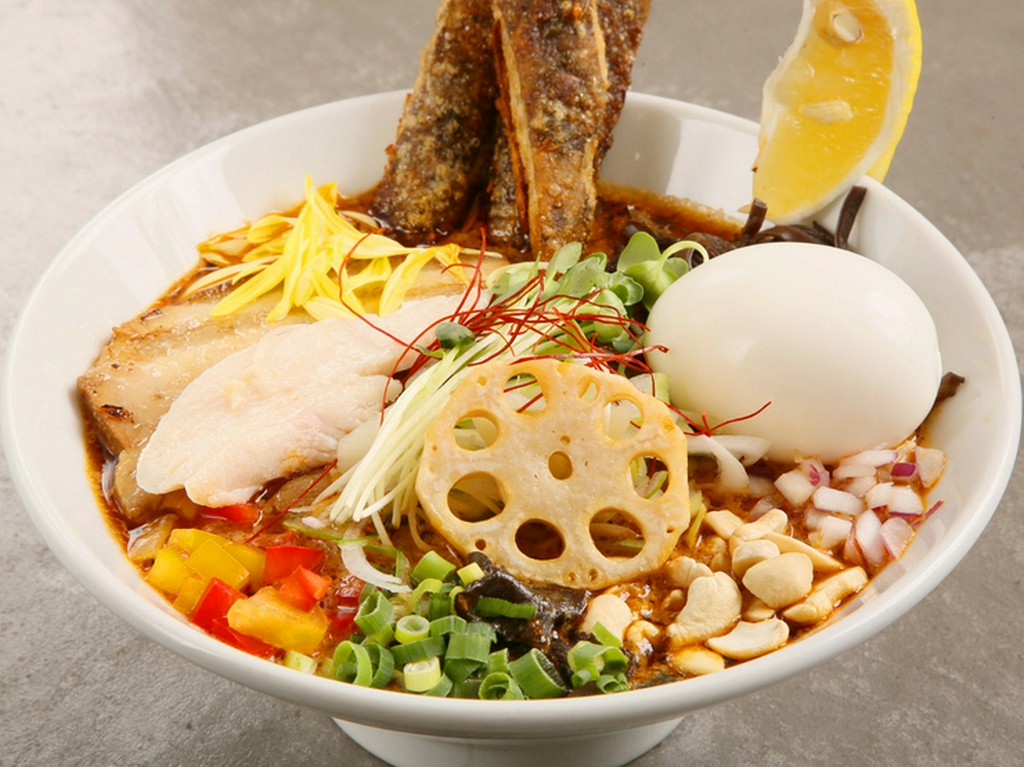 スープカレー専門店が手がけるラーメン店だからこそのスパイス技