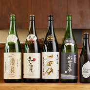 日本酒は常時25種類以上。「酒匠」である店主山川氏が選ぶ銘柄は、京都『Rissimo』や奈良の『みむろ杉』、静岡の『初亀』など、それぞれに趣きの異なる味わい。今まで知らなかったお気に入りの銘柄に出合えます。