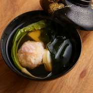 旬の京野菜と魚介の組み合わせで無限の味わいが広がる『椀物』。山川氏は素材ひとつひとつを吟味し、美しく味わい豊かに組み合わせます。アラカルトメニューでも人気の逸品です。
