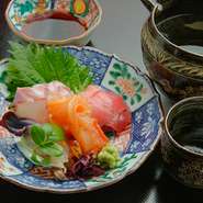料理に合わせ厳選する日本酒は、銘柄を変えながら常時8種類程が用意されています。広島、大阪、滋賀、和歌山等、全国より入荷。さらっとした飲み口の物からどっしりとした物まで、お気に入りの一本に出会えるかも。
