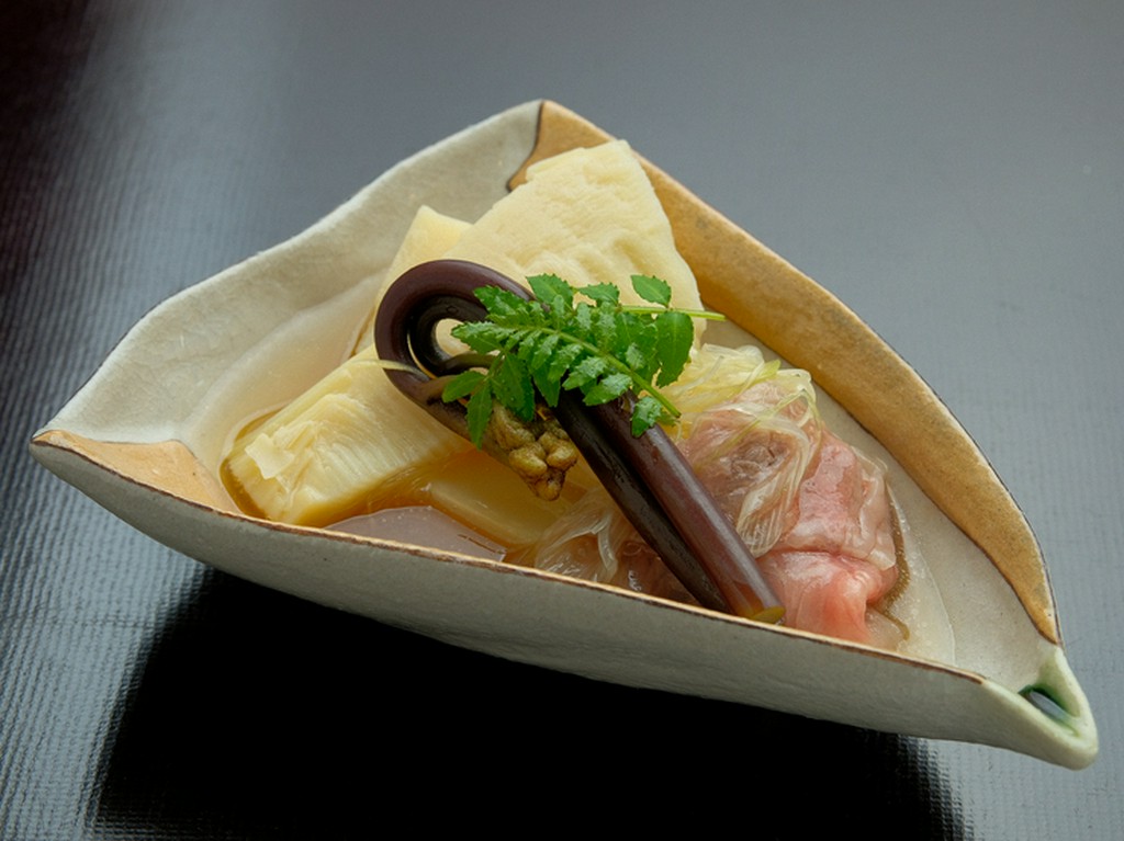 地元で育った新鮮な筍を厳選和牛と贅沢に。『筍と黒毛和牛のしゃぶしゃぶ』