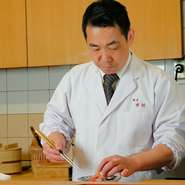 熱い物は熱く、冷たい物は冷たくと、料理の温度や提供するタイミングも大切にされています。訪れた際のそれぞれのシーンにあわせて最大限にくつろげる様、店主自ら、常に心を配ります。

